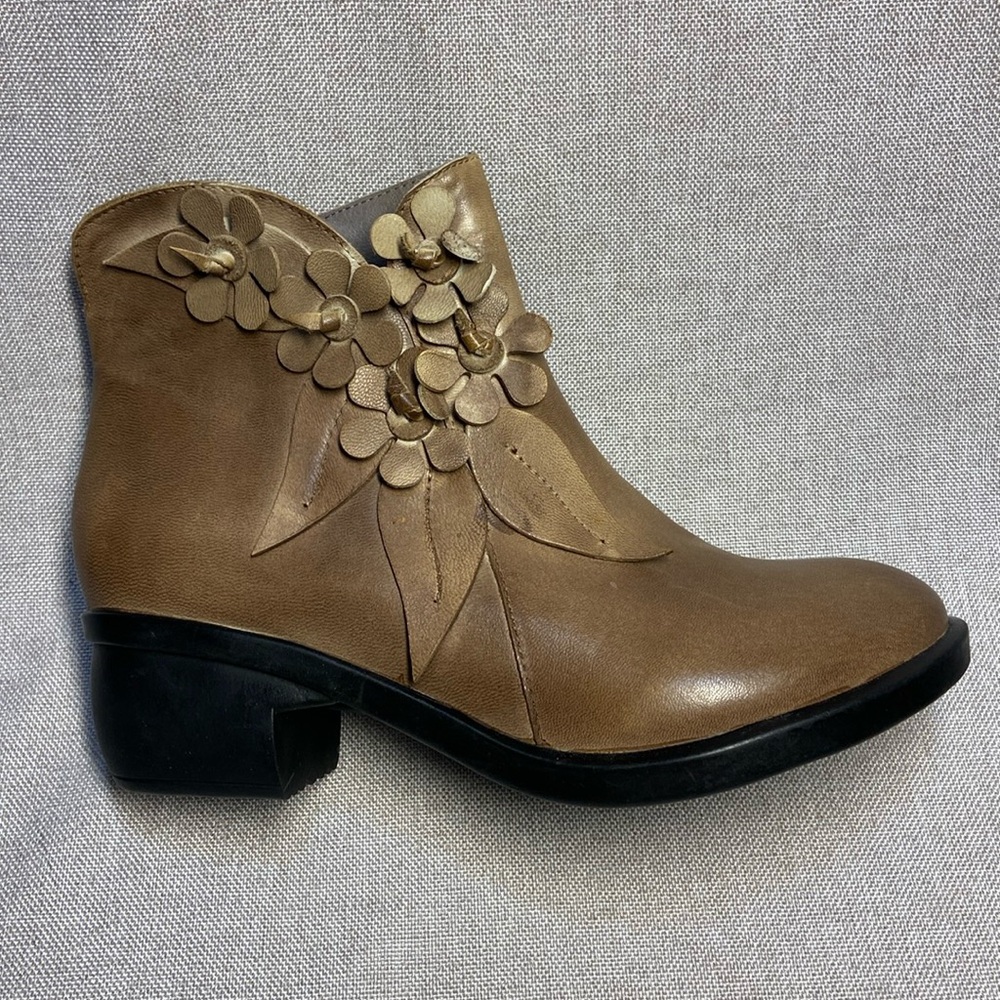 Socofy Comfy Floral Appliqué Artsy Ankle
Leather Boots. Size 7